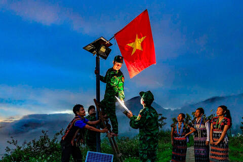 “Nhất thân, nhì quen”