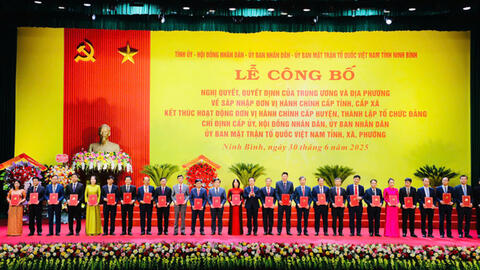 Ninh Bình tổ chức Lễ công bố Nghị quyết, Quyết định của Trung ương và của tỉnh về sáp nhập đơn vị hành chính