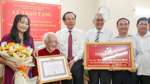 Bí thư Thành ủy Thành phố Hồ Chí Minh trao Huy hiệu 80 năm tuổi Đảng cho cán bộ tiền khởi nghĩa