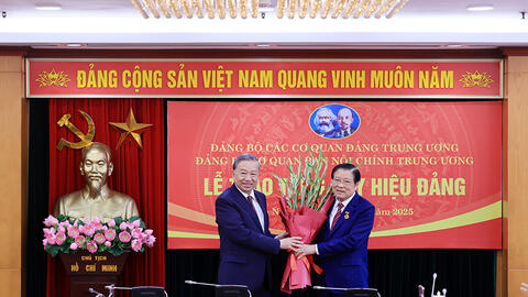 Tổng Bí thư Tô Lâm trao Huy hiệu 45 năm tuổi Đảng tặng đồng chí Phan Đình Trạc