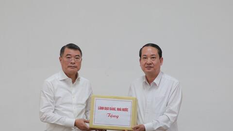 Trưởng Ban Tổ chức Trung ương Lê Minh Hưng trao hỗ trợ nhân dân tỉnh Ninh Bình khắc phục hậu quả bão số 10
