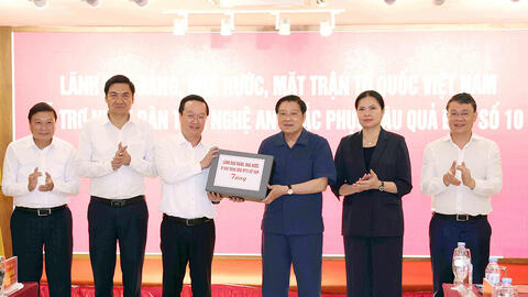 Đồng chí Phan Đình Trạc trao quà hỗ trợ nhân dân Nghệ An khắc phục hậu quả bão số 10