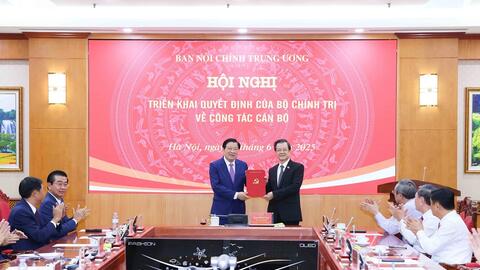 Trao Quyết định của Bộ Chính trị điều động, bổ nhiệm Phó Trưởng Ban Nội chính Trung ương