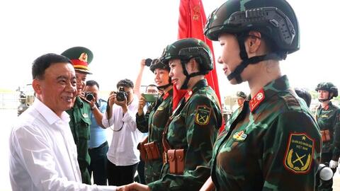 Đồng chí Trần Cẩm Tú thăm, tặng quà lực lượng tham gia diễu binh, diễu hành