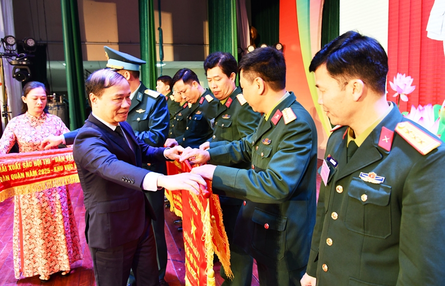 Đồng chí Phạm Tất Thắng, Ủy viên Trung ương Đảng, Phó trưởng Ban Tuyên giáo và Dân vận Trung ương trao cờ của Tổng cục Chính trị tặng các đội thi có thành tích xuất sắc.