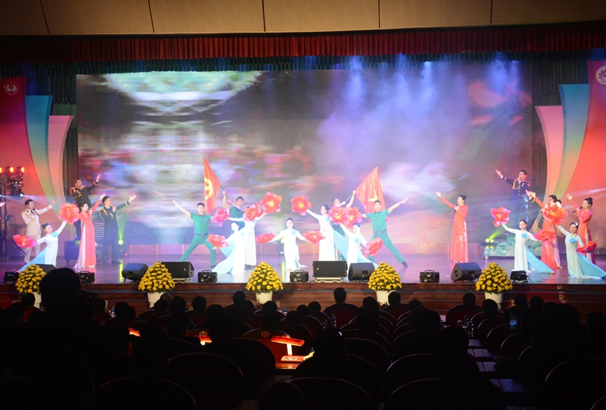 Tiết mục văn nghệ chào mừng tại khai mạc hội thi ngày 11-3.